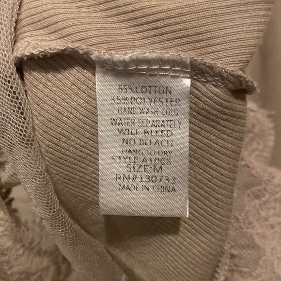 Umgee Women’s Beige Tank Top with Lace and Embroidery Size Medium NWOT - Picture 6 of 9